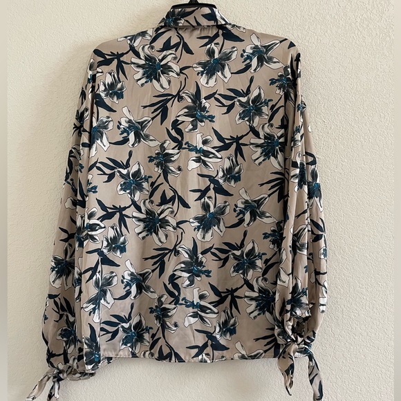 Zara • Floral Button Down Blouse - Picture 4 of 7